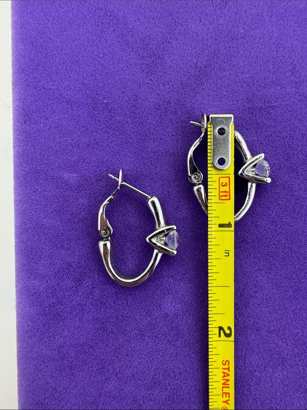 💛 Classic Silver-Tone Hoop Earrings with Clear Plastic Stone - Picture 4 of 5